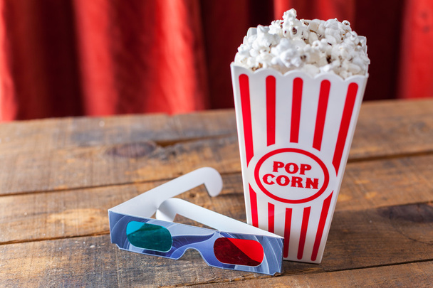 Popcorn In Classic Cinema Serving Box And 3D Glasses For Watching  - Foto, immagini