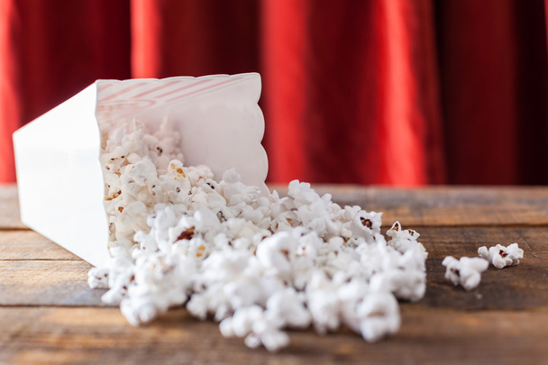 Popcorn In Classic Cinema Serving Box On Wood Background - Foto, afbeelding