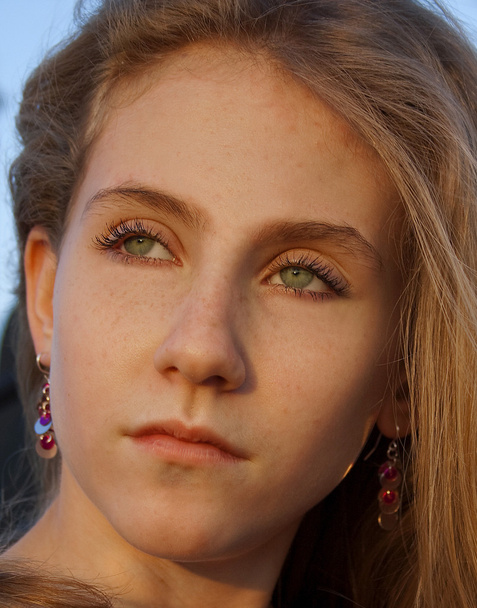 Зеленые глаза молодой женщины
 - Фото, изображение