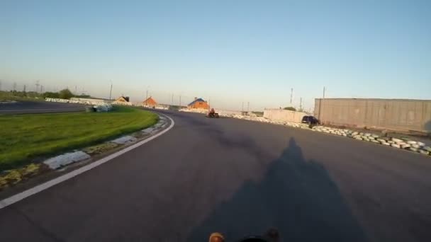 Karting, camera is aangesloten op de helm - Video