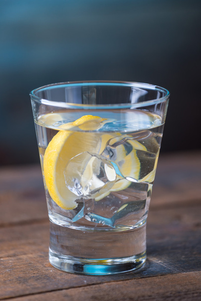 Vodka drinks with lemon and lime - Foto, afbeelding