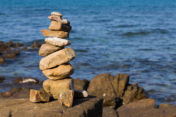 pila di pietra con sfondo oceano
 - Foto, immagini
