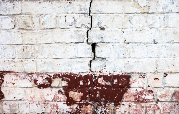 Le vieux mur de briques blanchies à la chaux fissurées avec une texture riche
. - Photo, image