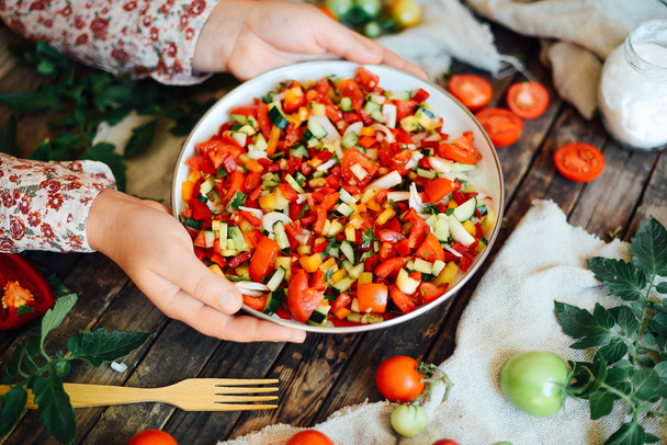 Salada mista com rabanete. Salada Caprese. Mozzarella de tomate cereja
 - Foto, Imagem
