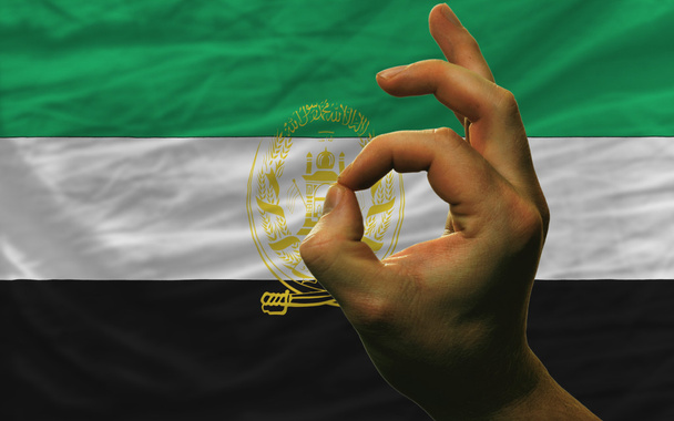 OK gesto před státní vlajka Afghánistánu - Fotografie, Obrázek