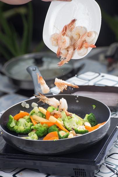 Chef colocando camarão para pan
  - Foto, Imagem