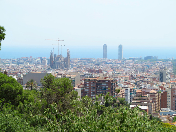 Pohled na panoráma Barcelona od Park Guell v letní den, lázně - Fotografie, Obrázek