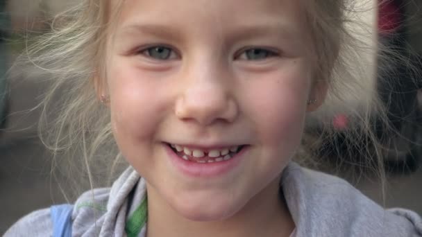 Aranyos gyerek, nagy mosollyal és kék szemmel - Felvétel, videó