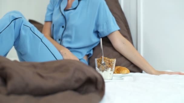 hermosa mujer usando pijama desayunando en la cama
 - Imágenes, Vídeo