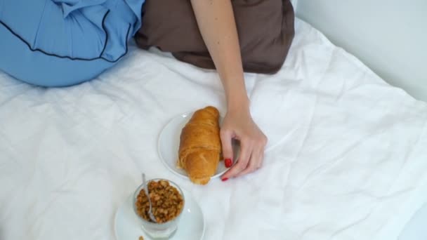 hermosa mujer con pijama va a desayunar en la cama
 - Imágenes, Vídeo