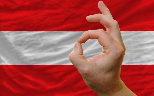 ok geste devant le drapeau national de l'Autriche
 - Photo, image