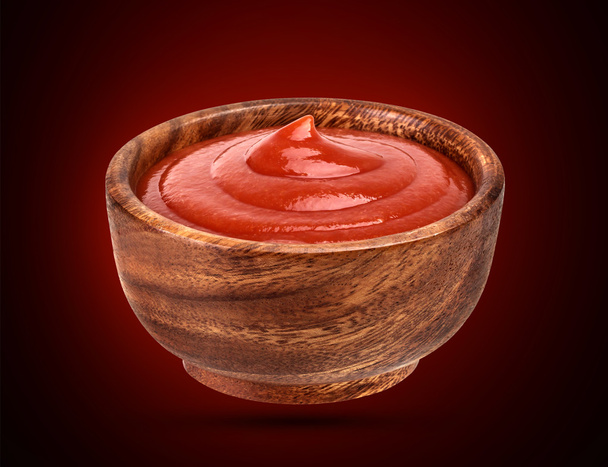 Ketchup dans un bol en bois isolé. Portion de sauce tomate. Avec chemin de coupe
. - Photo, image