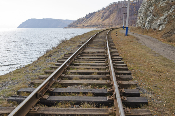 Sezione della Circum-Baikal Railway. Rail-track in esecuzione vicino al lago Baikal
 - Foto, immagini