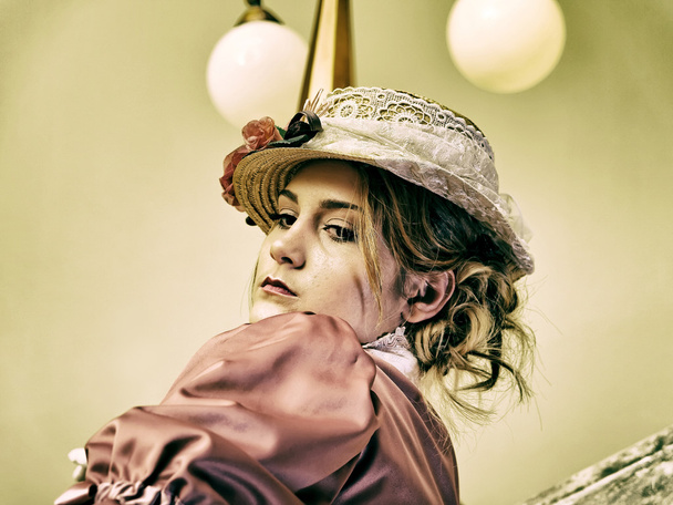 Retro lady in hoed - Foto, afbeelding