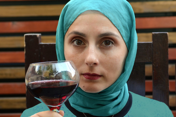 Hijab et vin
 - Photo, image
