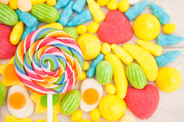 Caramelos con diferentes formas y colores
  - Foto, Imagen