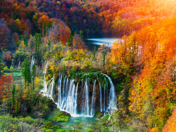 Cachoeira incrível e cores de outono em Plitvice Lakes
 - Foto, Imagem