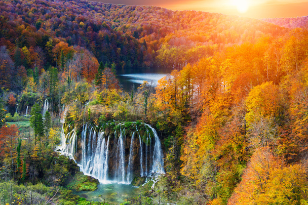 Increíble cascada y colores otoñales en los lagos de Plitvice
 - Foto, imagen