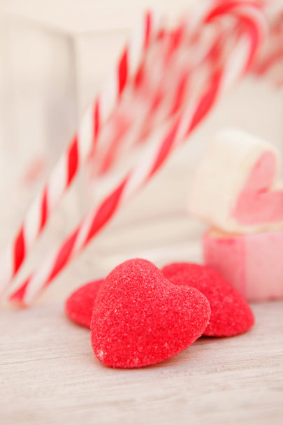 Cañas de caramelo y caramelos en forma de corazón
 - Foto, imagen