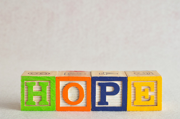 A palavra esperança soletrada com blocos coloridos
 - Foto, Imagem