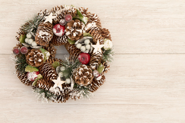 Delicada corona de Navidad de conos de pino
   - Foto, imagen