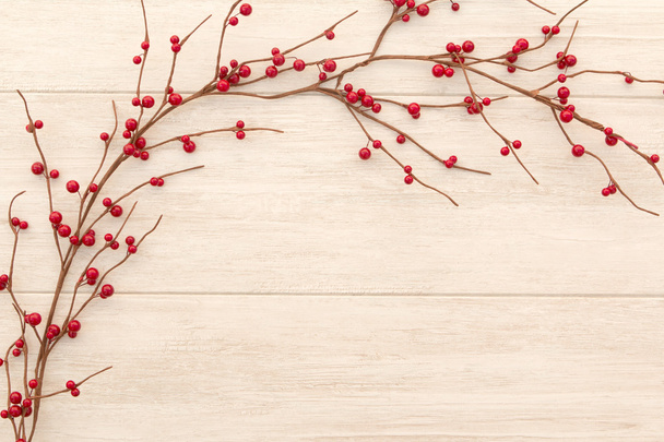 Ramas de Navidad con bayas rojas
 - Foto, Imagen
