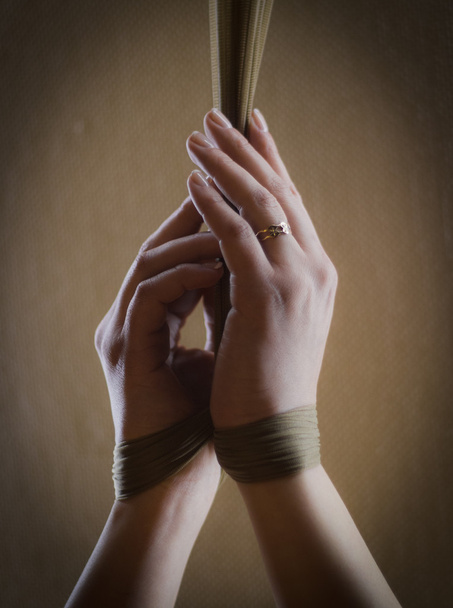 Ragazza ha le mani legate con calze - close up shot - illustrare bella manicure delle unghie
 - Foto, immagini