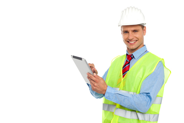 Construction engineer operating wireless device - Zdjęcie, obraz