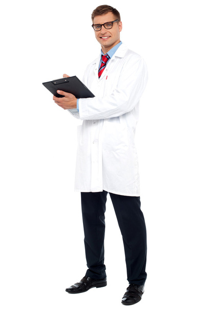Полный снимок врача, позирующего с планшетом
 - Фото, изображение