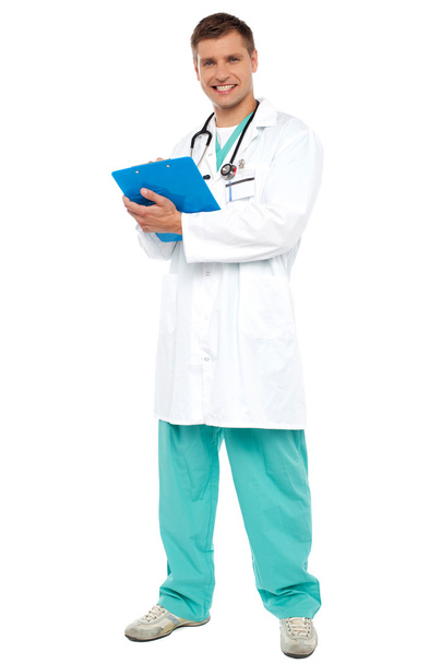 Портрет улыбающегося доктора, держащего планшет
 - Фото, изображение