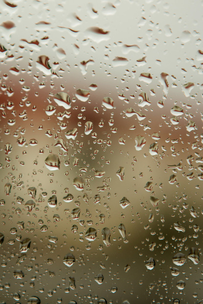 Vidrio con gotas de agua de lluvia
  - Foto, Imagen