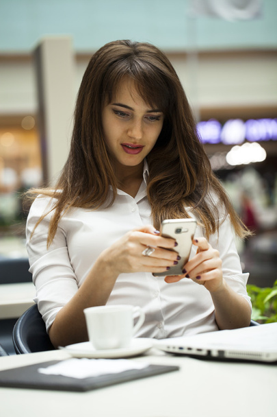 Молодая красивая деловая женщина читает сообщения
  - Фото, изображение