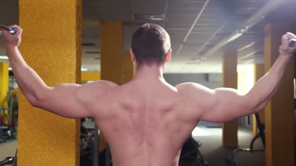 O homem treina bíceps no ginásio
 - Filmagem, Vídeo