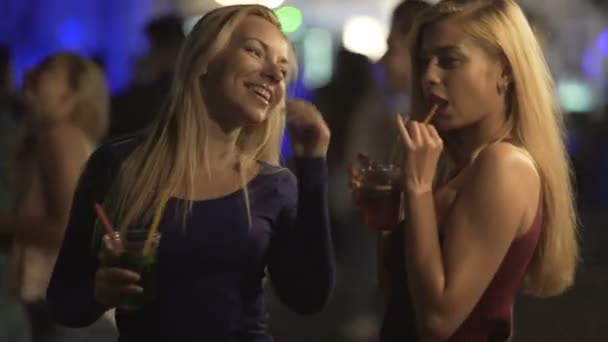 Σαγηνευτικό καυτό κυρίες πίνοντας κοκτέιλ, κινούνται σέξι σώμα για τη μουσική στο disco - Πλάνα, βίντεο