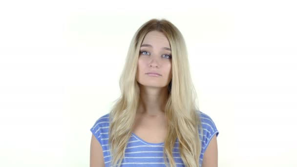 Mulher menina mostrando sim por acenando os dedos, retrato no fundo branco
 - Filmagem, Vídeo