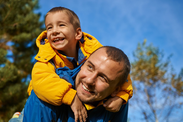 Portrait d'un homme heureux et d'un enfant sur la nature automnale
 - Photo, image