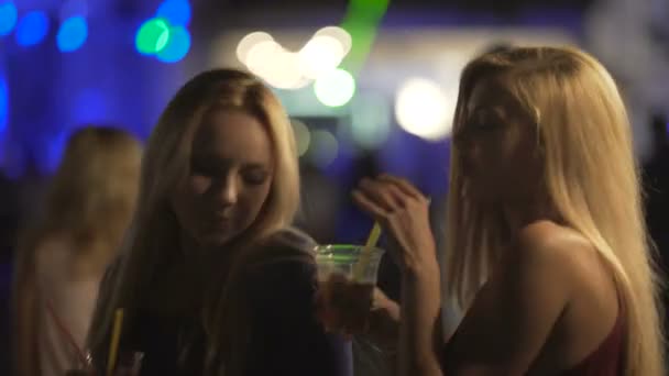 Mooie vrouwen die dansen met cocktails in handen, biseksuele meisjes flirten in club - Video