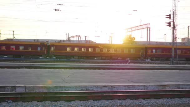 Vonat az átkelő egy vasúti, miután elhagyta a vasútállomás. - Felvétel, videó