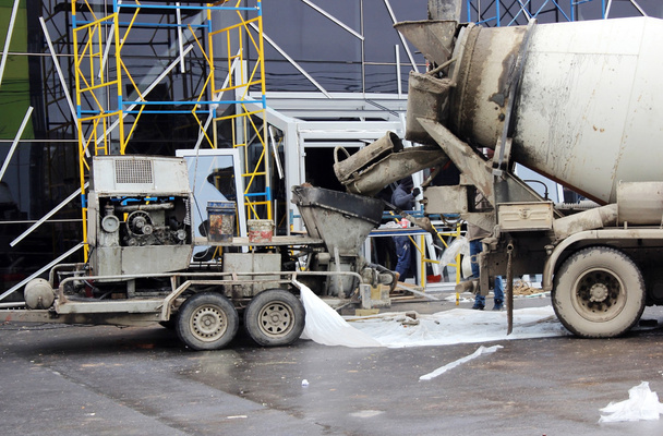 бетонный насос и бетонный смеситель для совместной работы по заливке цементных полов в торговом центре для ремонта
 - Фото, изображение