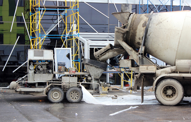bomba de concreto e betoneira para trabalhar em conjunto para derramar pisos de cimento no centro comercial para reparação
 - Foto, Imagem