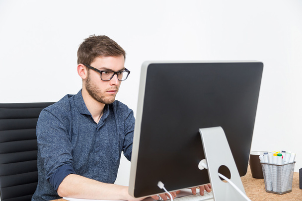 Businessman in glasses typing - Foto, imagen