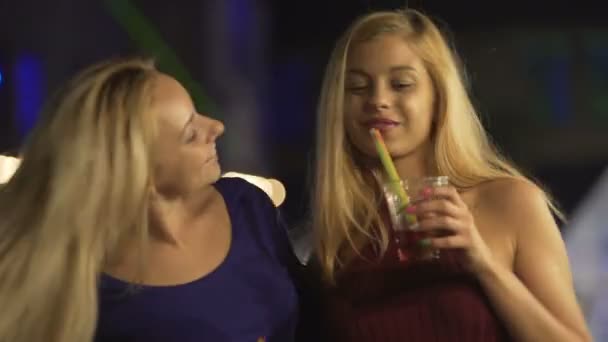 Prachtige vrouwen die dansen met cocktails in handen, sexy meisjes flirten op feestje - Video