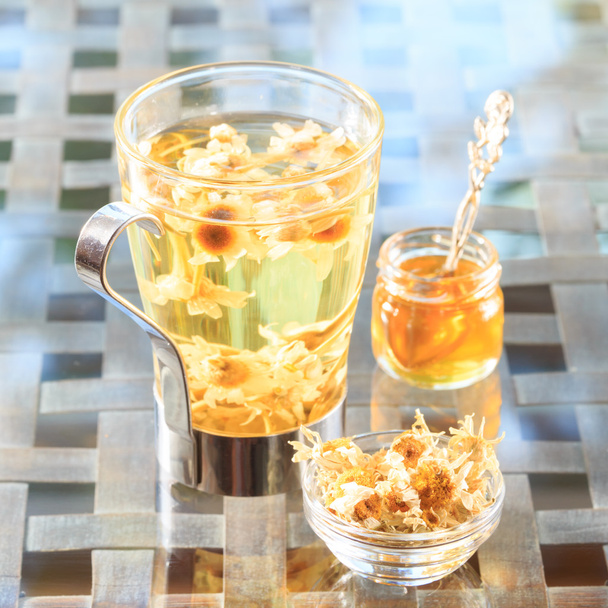 Bitkisel çay kavramı. Bir cam kupa ballı papatya çayı. H - Fotoğraf, Görsel