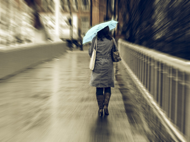 Vintage looking Girl in the rain - Zdjęcie, obraz