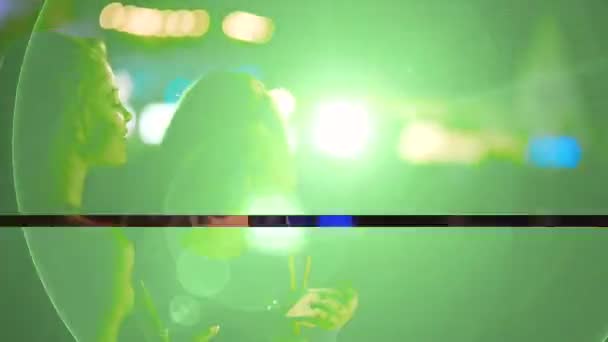 Szczęśliwe młode kobiety Pozujące do selfie w parkiecie, światła pochodniach w nocnym klubie - Materiał filmowy, wideo