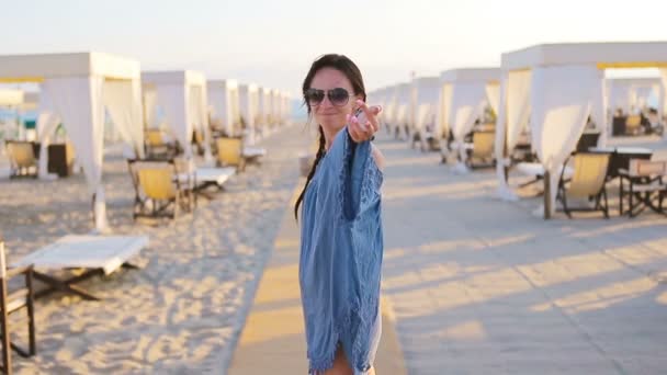 Joven hermosa mujer en la playa durante las vacaciones tropicales
 - Metraje, vídeo