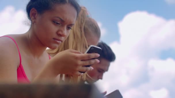 African dziewczyna czytanie złe wiadomości w Internecie na smartphone - Materiał filmowy, wideo