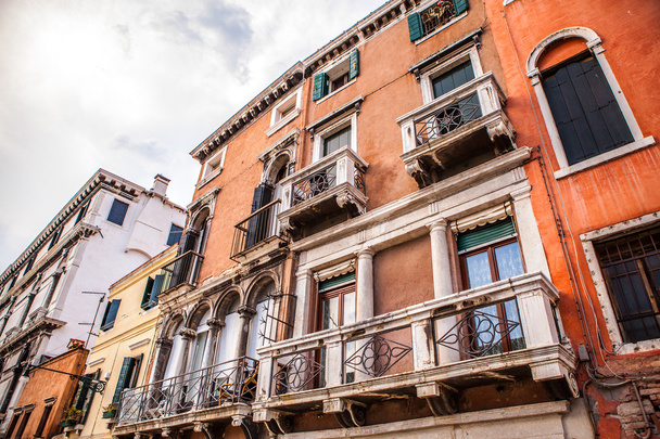 Venice, Italië - 17 augustus 2016: Architecturale monumenten en kleurrijke gevels van oude middeleeuwse gebouwen close-up op 17 augustus 2016 in Venetië, Italië. - Foto, afbeelding