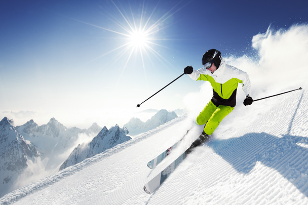 Skifahrer in den Bergen, präparierte Piste und sonniger Tag - Foto, Bild