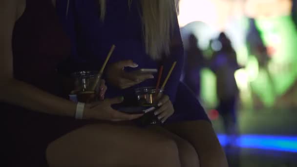 Mujeres jóvenes obsesionadas con el uso de teléfonos inteligentes, adicción a los gadgets problema, fiesta
 - Imágenes, Vídeo